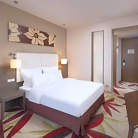Golden Tulip Ana Dome מלון