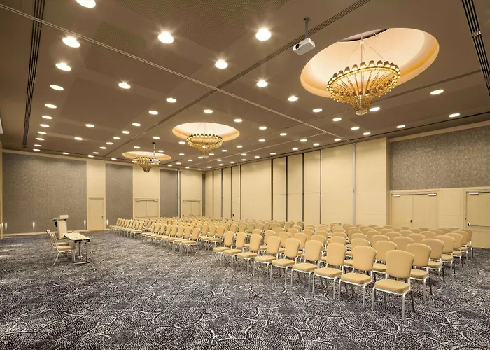 Otel Golden Tulip Ana Dome 4*