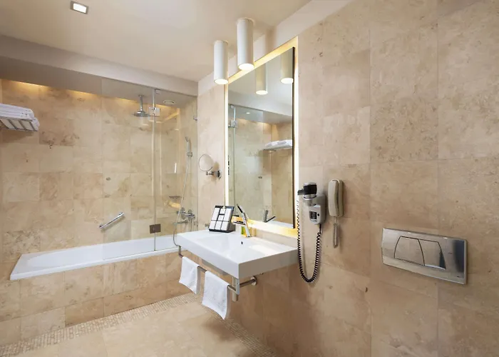 Otel Golden Tulip Ana Dome 4*